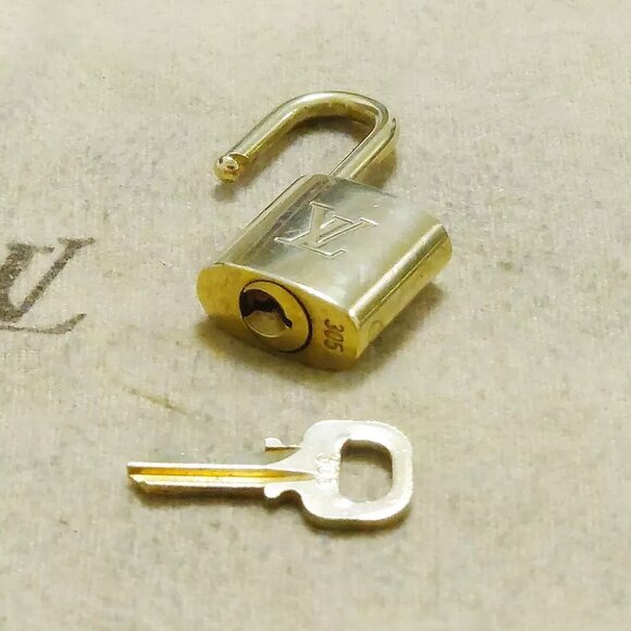 AUTHENTICITY GUARANTEED LOUIS VUITTON LV 10 SET PADLOCK KEY BAG - Picture 3 of 4